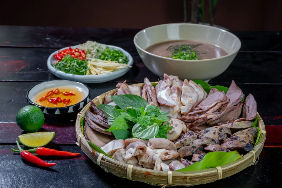 Đầu bếp đang nấu